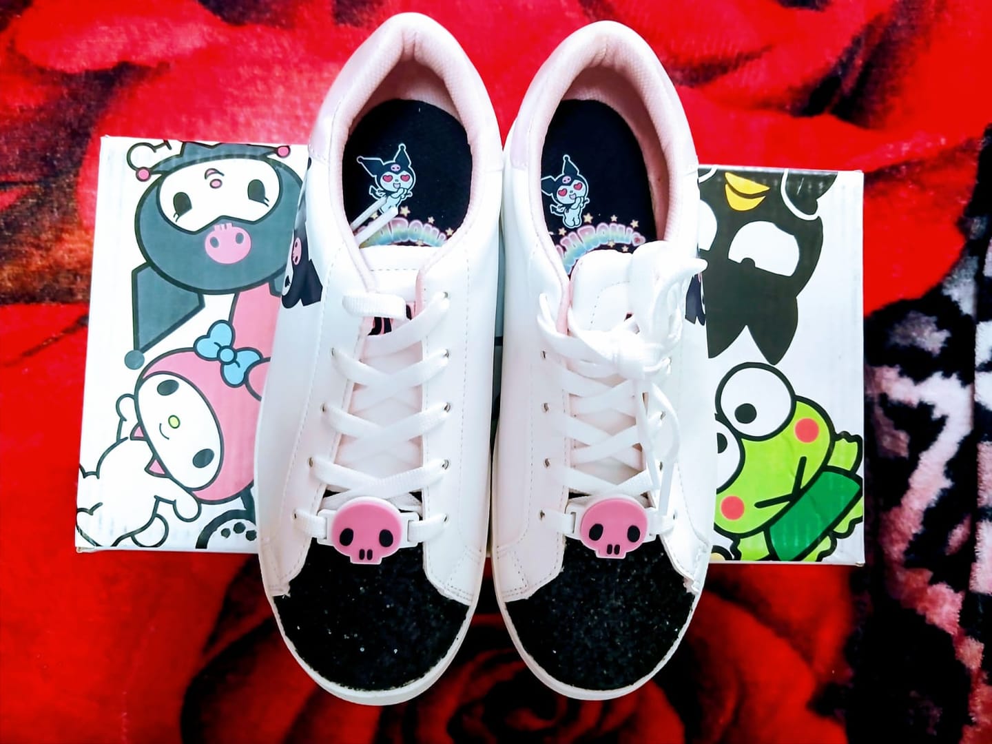Customer photo review of Tenis Casual Kuromi para Niñas Blanco