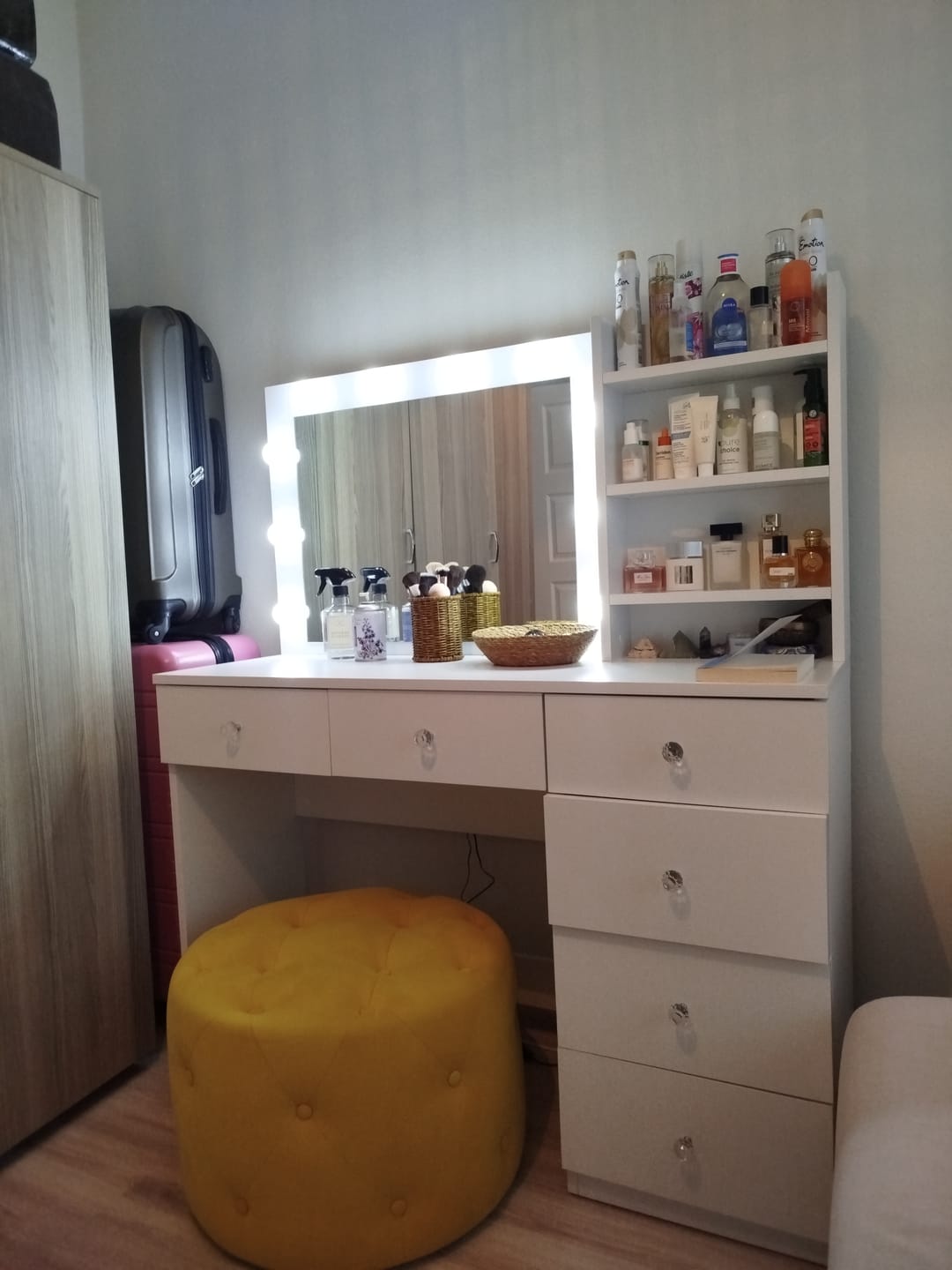 Customer photo review of Rani BJ127 Hollywood Işıklı Aynalı Kulis Makyaj Masası 6 Çekmeceli Takı Düzenleyici Beyaz