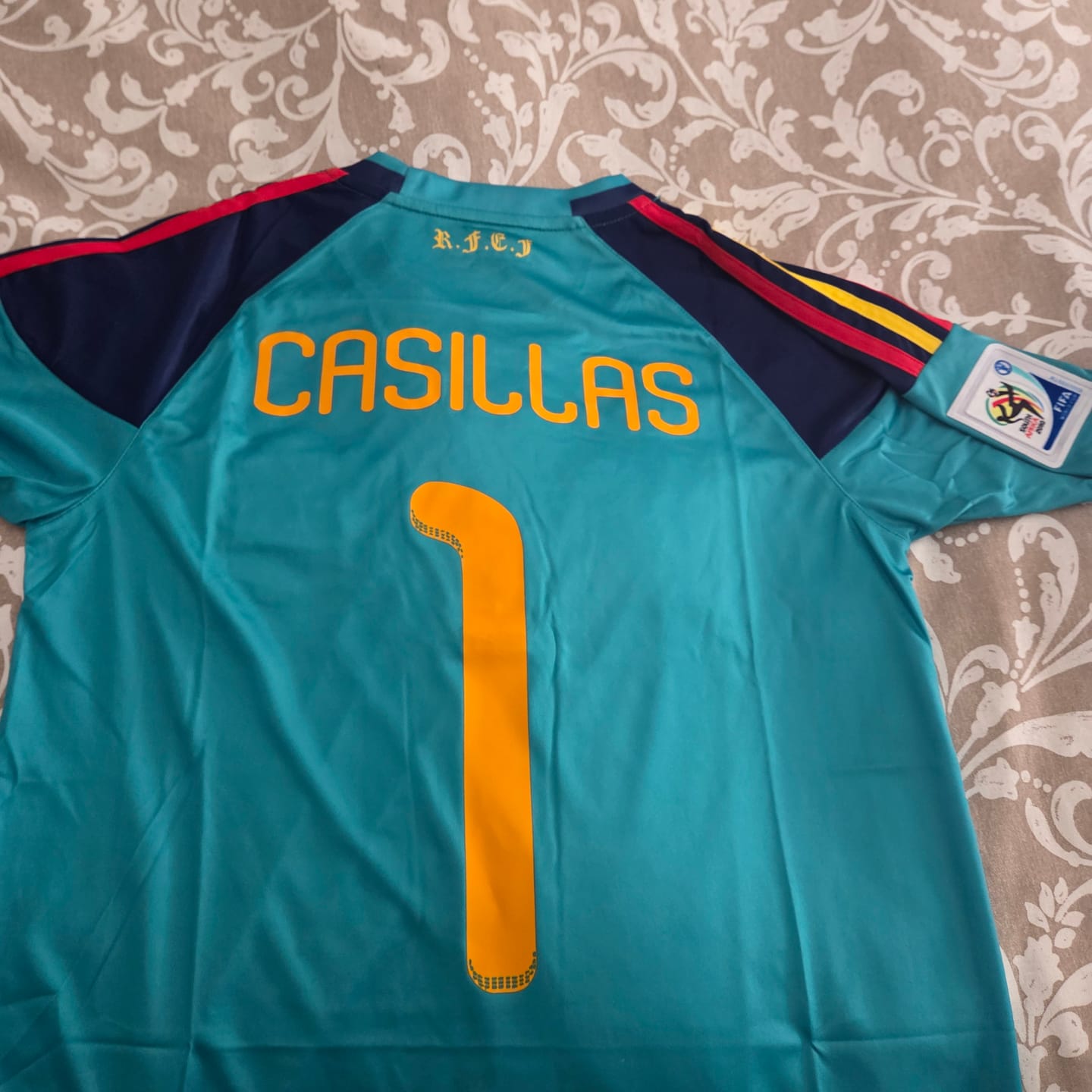 Customer photo review of Iker Casillas Spain 2010 World Cup Final Retro Jersey Trikot Camiseta Maillot Soccer Soccer Shirt