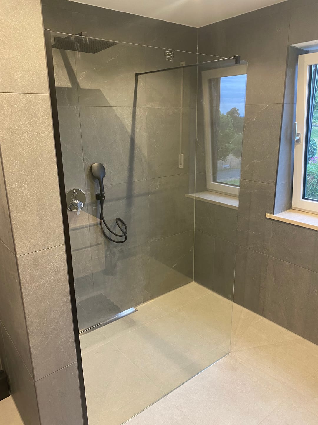 Customer photo review of SONNI Begehbare Dusche Duschabtrennung Duschwand 10mm Schwarz Duschabtrennung Duschkabine Nano ESG 80-140cm