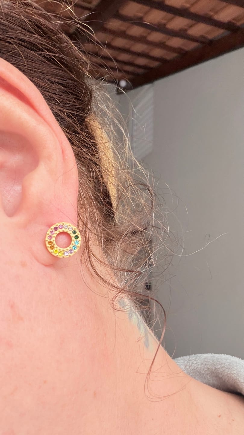 Customer photo review of Brinco Rainbow Banhado em Ouro 18k