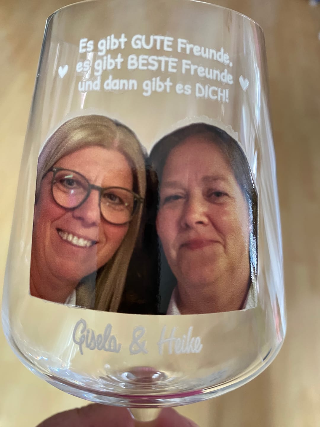 Customer photo review of Besties - Bedrucktes Weinglas mit Foto für beste Freundinnen