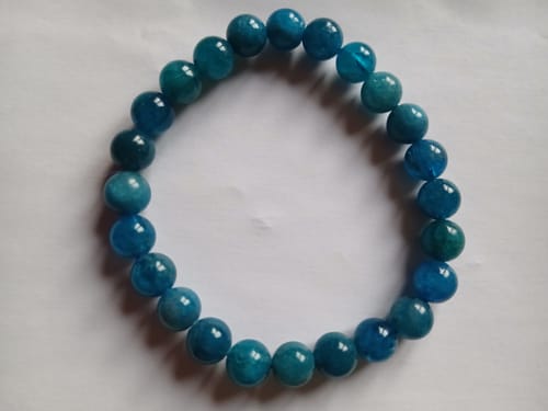 Photo d'un client du bracelet en apatite bleue, montrant les perles rondes avec leurs belles nuances de bleu.