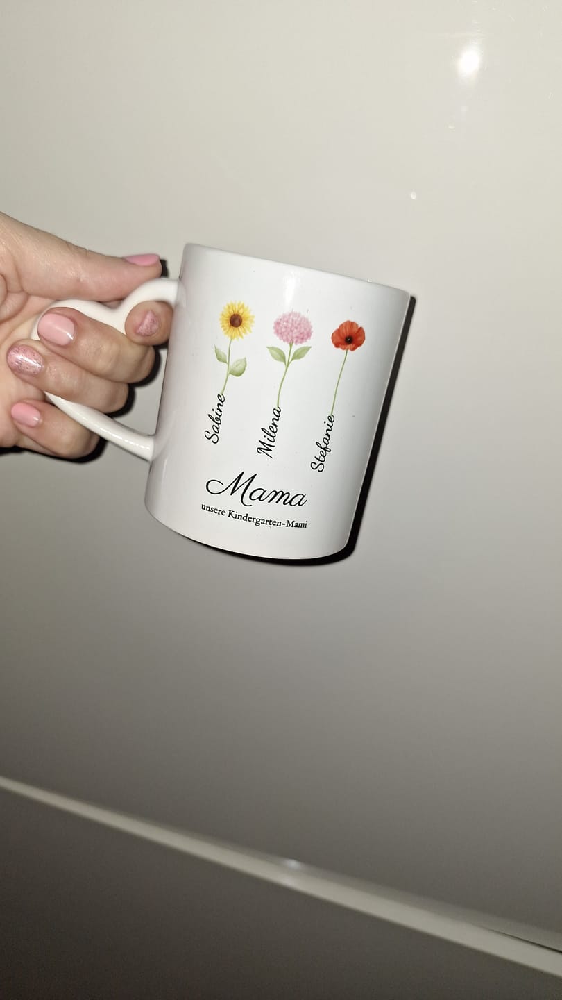 Customer photo review of Mama Geschenk mit Blumen und Namen - Personalisierte Tasse mit Herzgriff