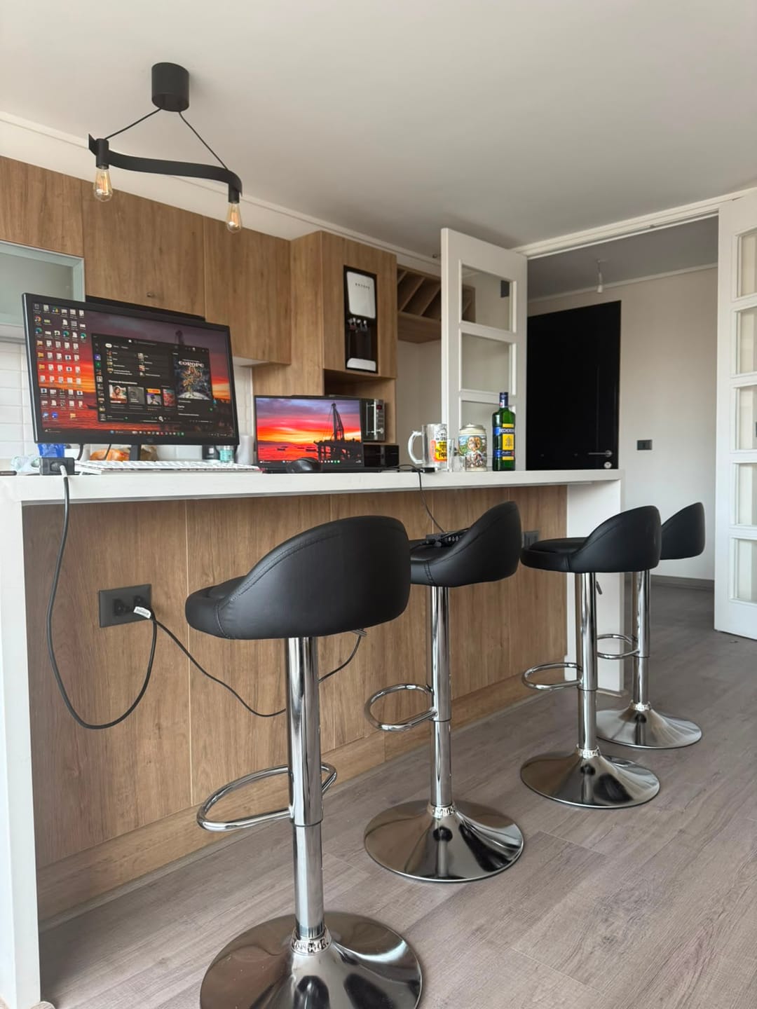 Customer photo review of Pack 4 Sillas Taburete de Bar Modernas con Regulación de Altura