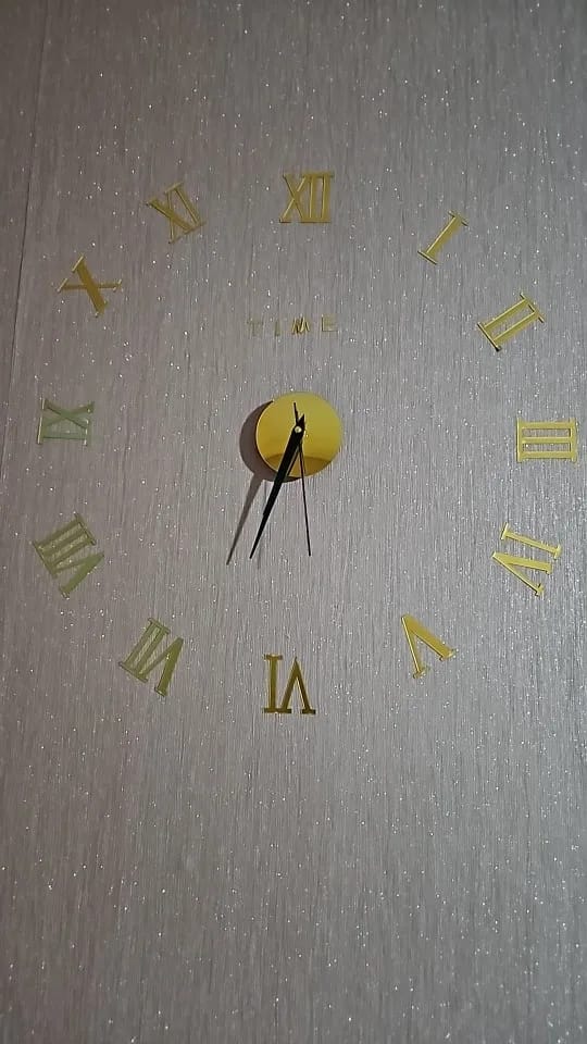 Customer photo review of 3D Acrylic Mirror Wall Clock