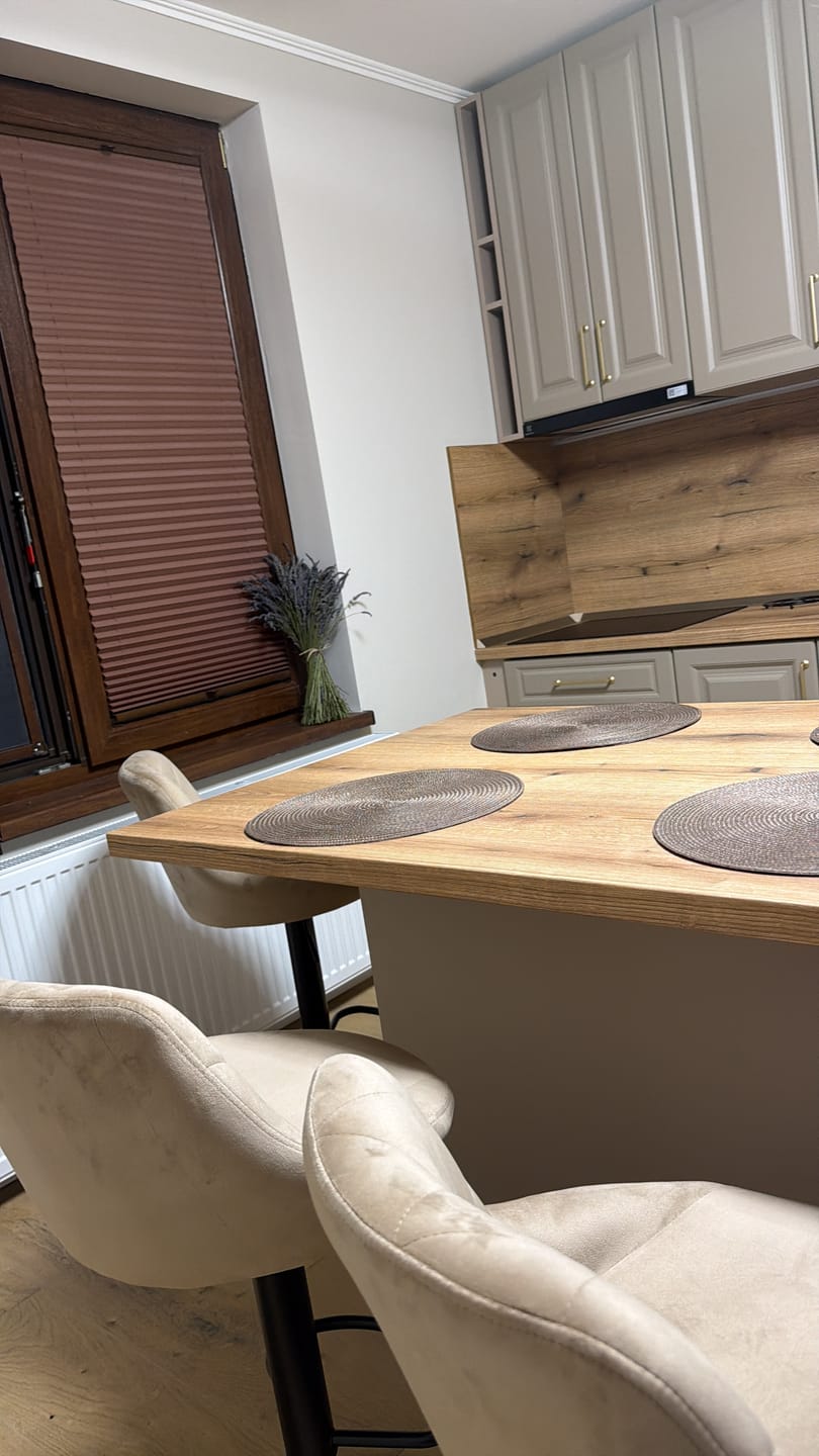 Customer photo review of Scaun de bar rotativ H101, bej/negru, stofa catifelata/metal, 47x45x84/106 cm