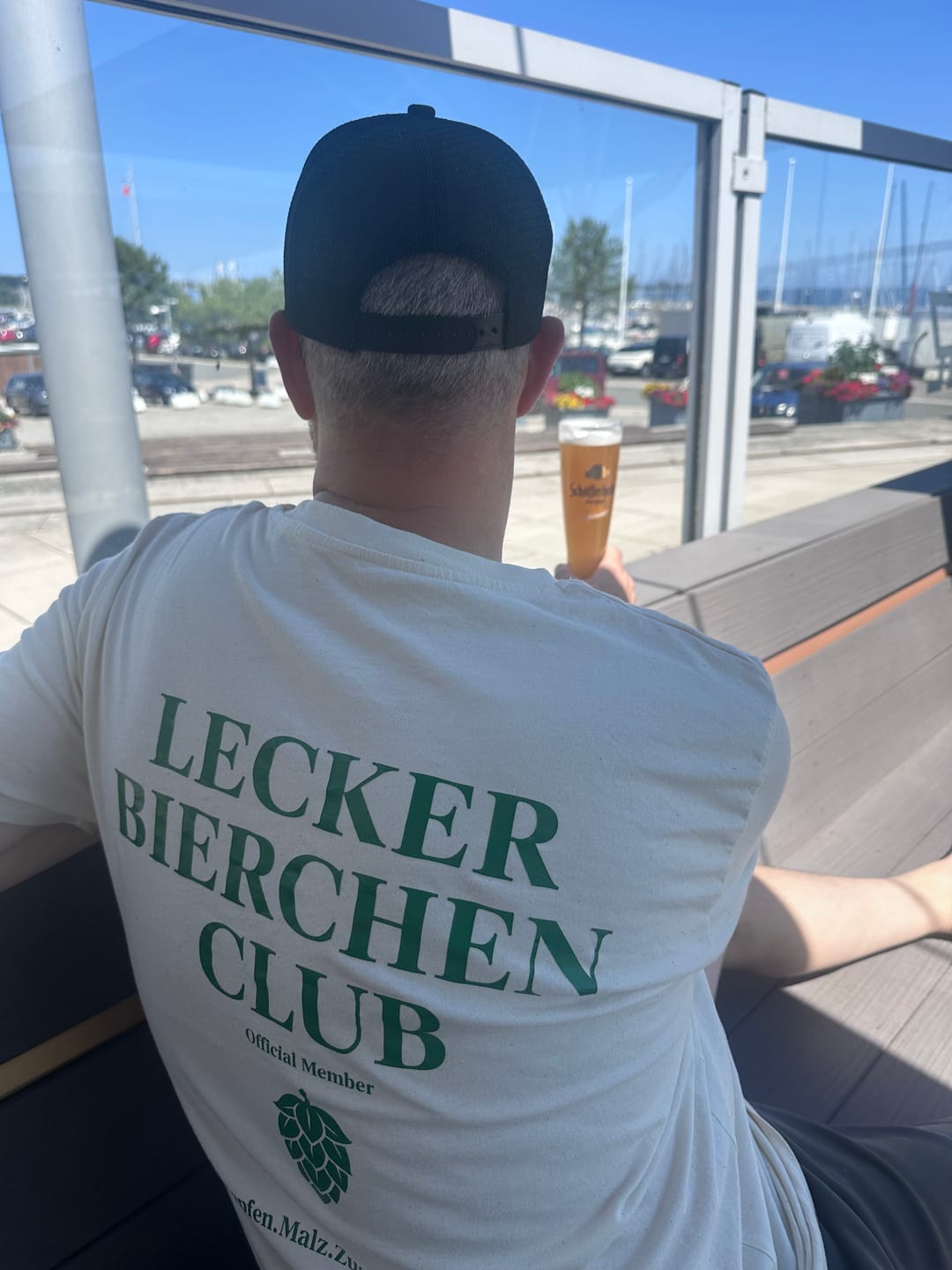 Customer photo review of Lecker Bierchen Club Rückendruck - Premium Unisex  T-Shirt