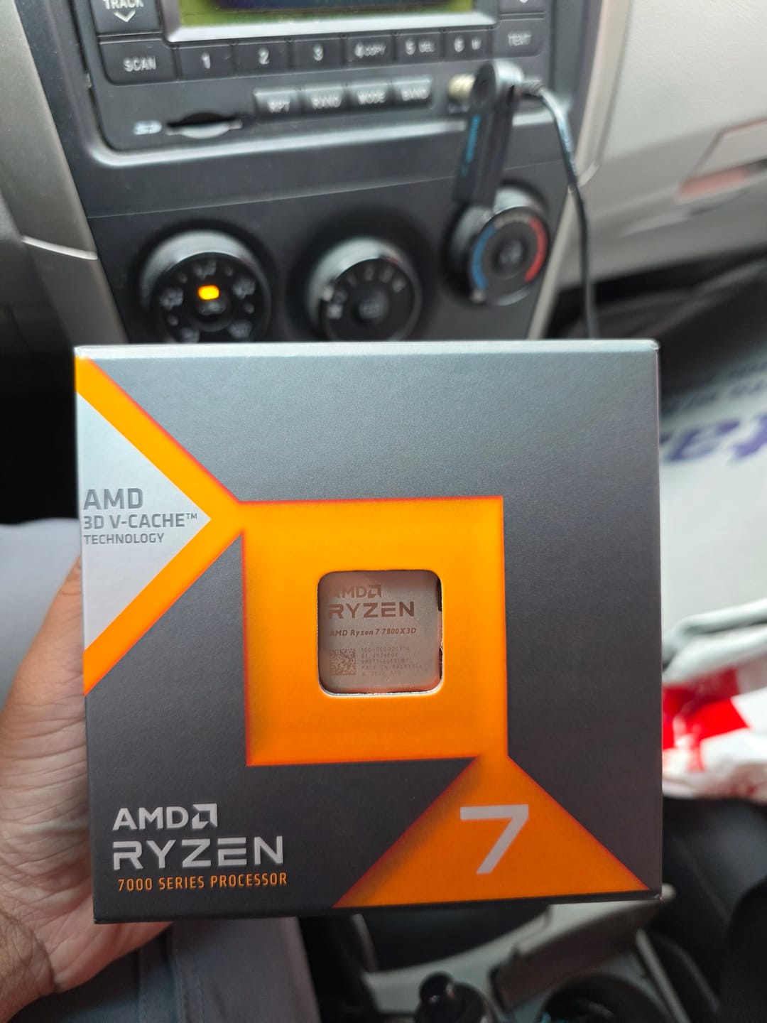 Customer photo review of Procesador AMD Ryzen 7 7800X3D 8 Núcleos 4,2GHz 96MB caché Socket AM5