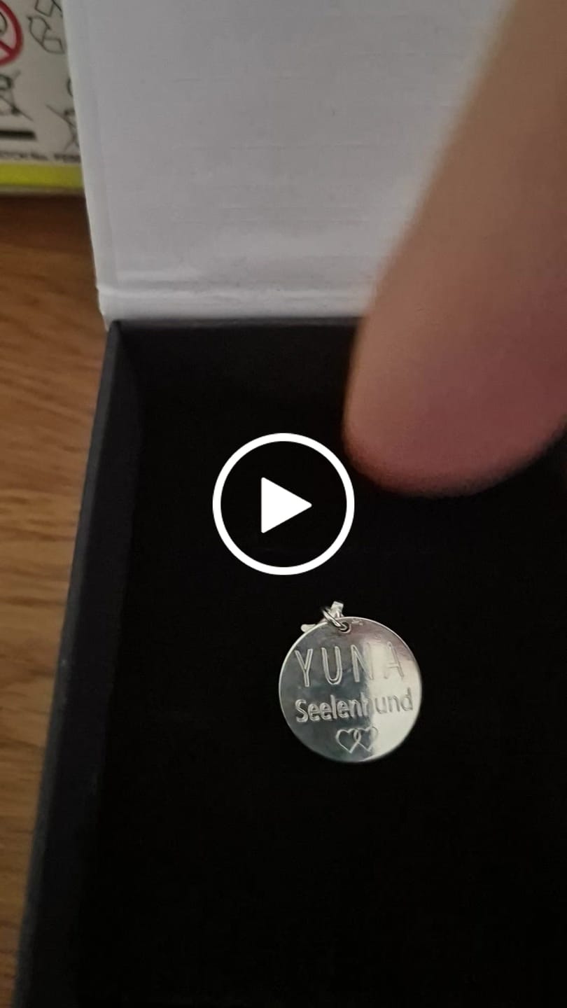 Customer video review of Kettenanhänger mit Fotogravur – Silber