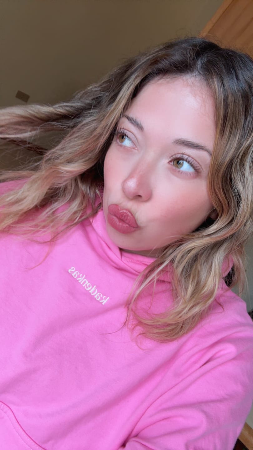 Customer photo review of POLERÓN HOODIE ROSADO - OVERSIZE CON GORRO LOGO BORDADO