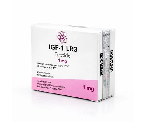 Un cliente muestra la caja de un producto de Aesthetic Labs, el péptido IGF-1 LR3.