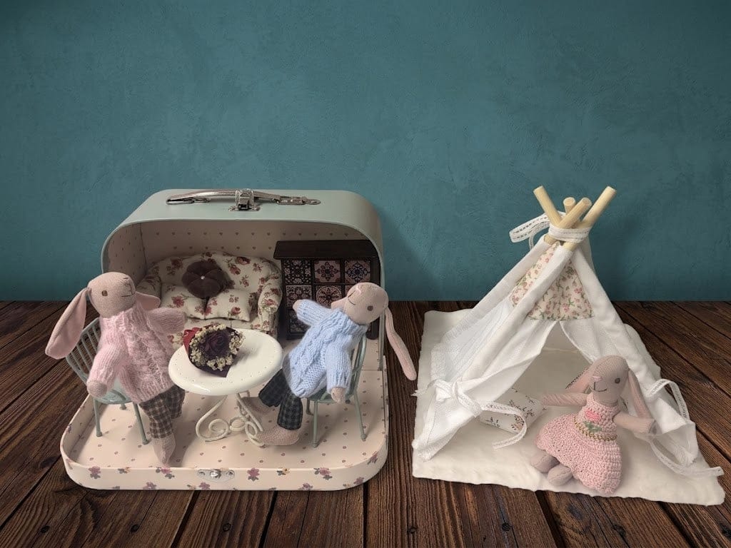 Customer photo review of Metal Miniature Garden Table & Chairs– 1:12 Scale Dollhouse Furniture