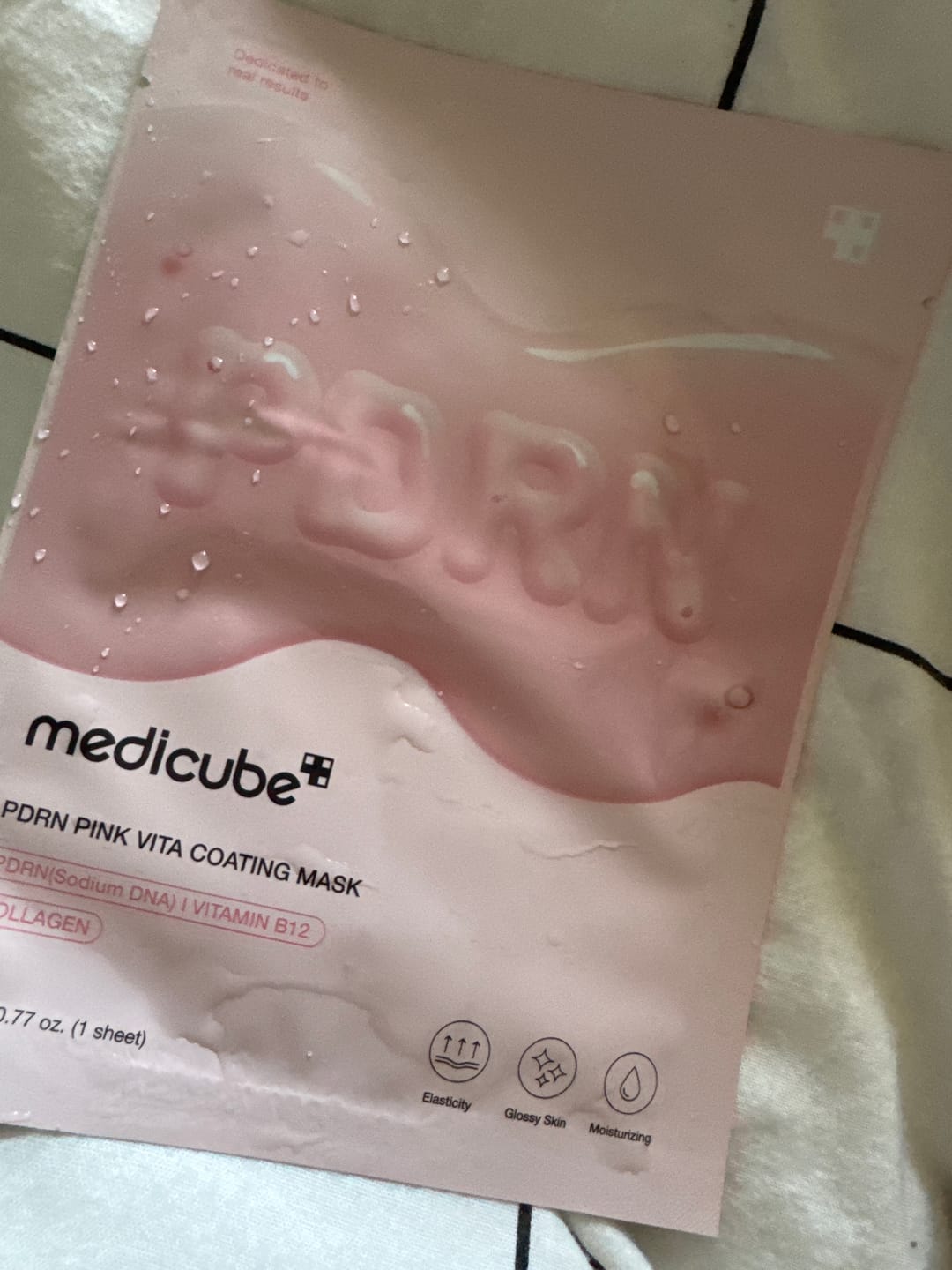 Customer photo review of Mirdzumu piešķiroša auduma maska Medicube PDRN Pink Vita Coating Mask