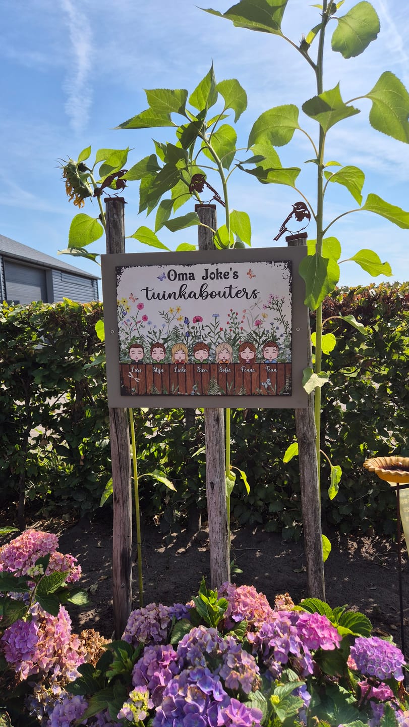 Customer photo review of De tuin van oma & opa - Deurbord met personaliseerbare kinderfiguren en botanisch ontwerp