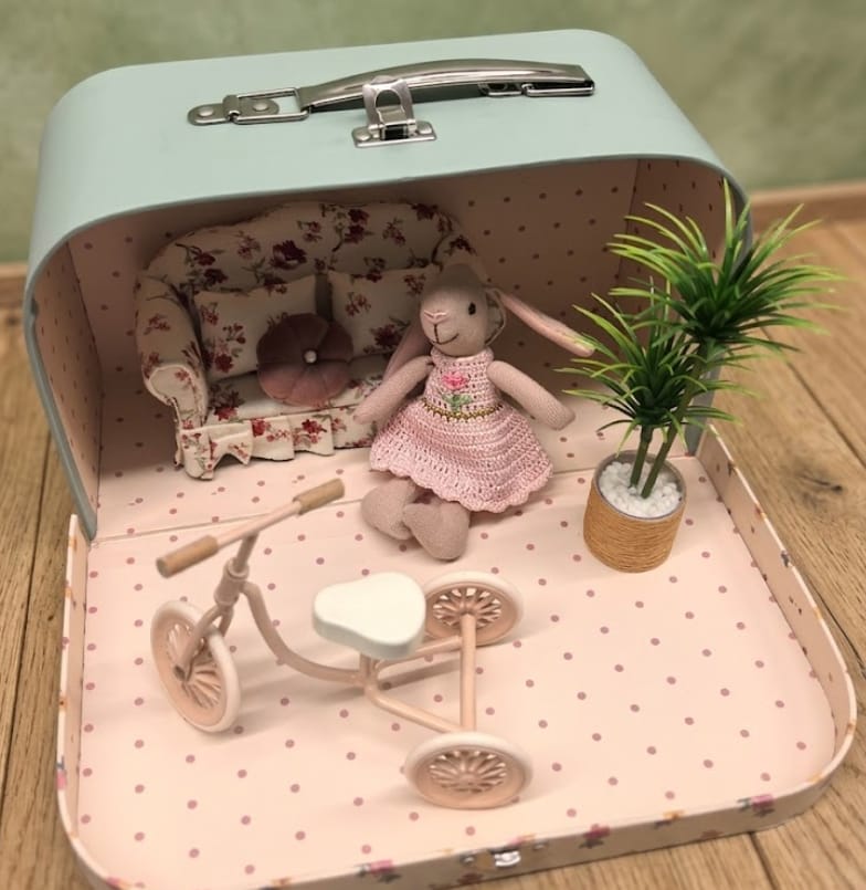 Customer photo review of Dollhouse Miniature Tricycle Functional Vintage Metal - 1:12 Scale Accessories (3 Colors)