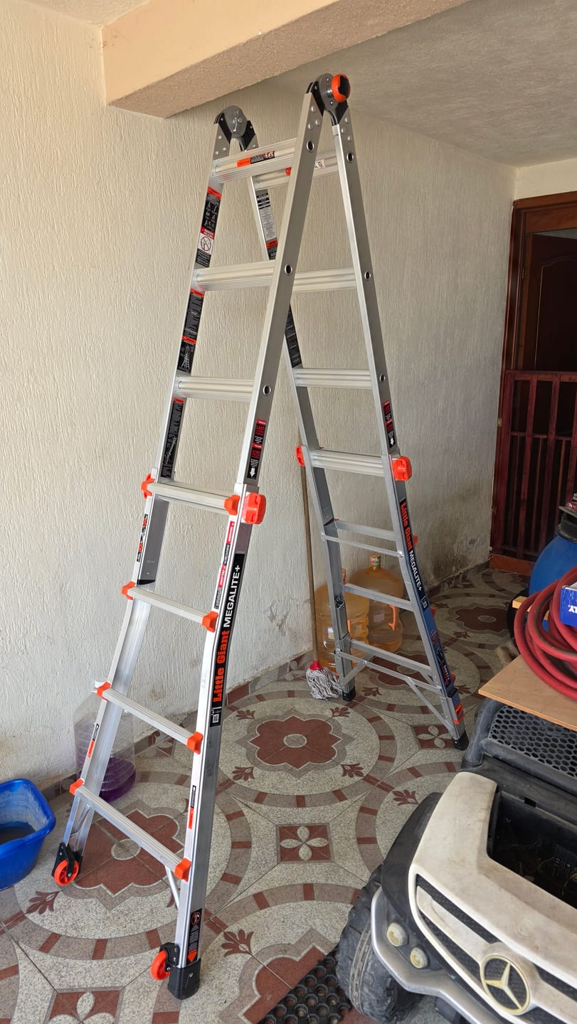 Customer photo review of Escalera de Aluminio Multiposición Megalite + c/Niveladores y Ruedas  M18 (5.18 m) Little Giant 11537-801TH