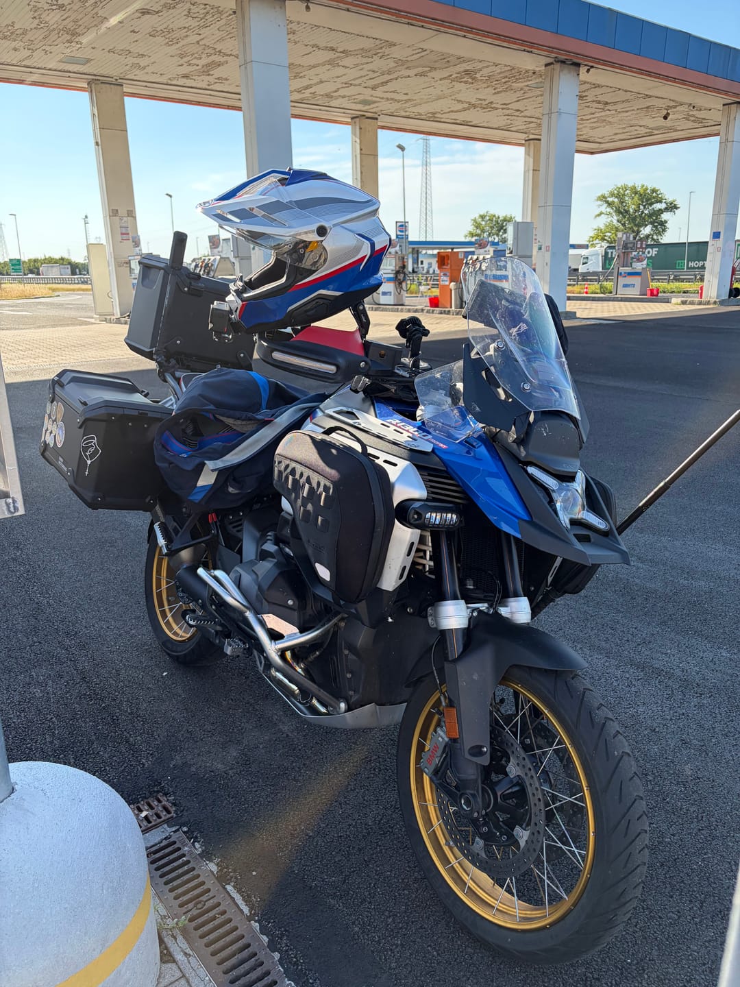 Customer photo review of LOBOO Crash Bar Bags (5L Pair) for BMW R1300GS Adventure (2024+) - Anti-Theft EVA Hard Shell Storage