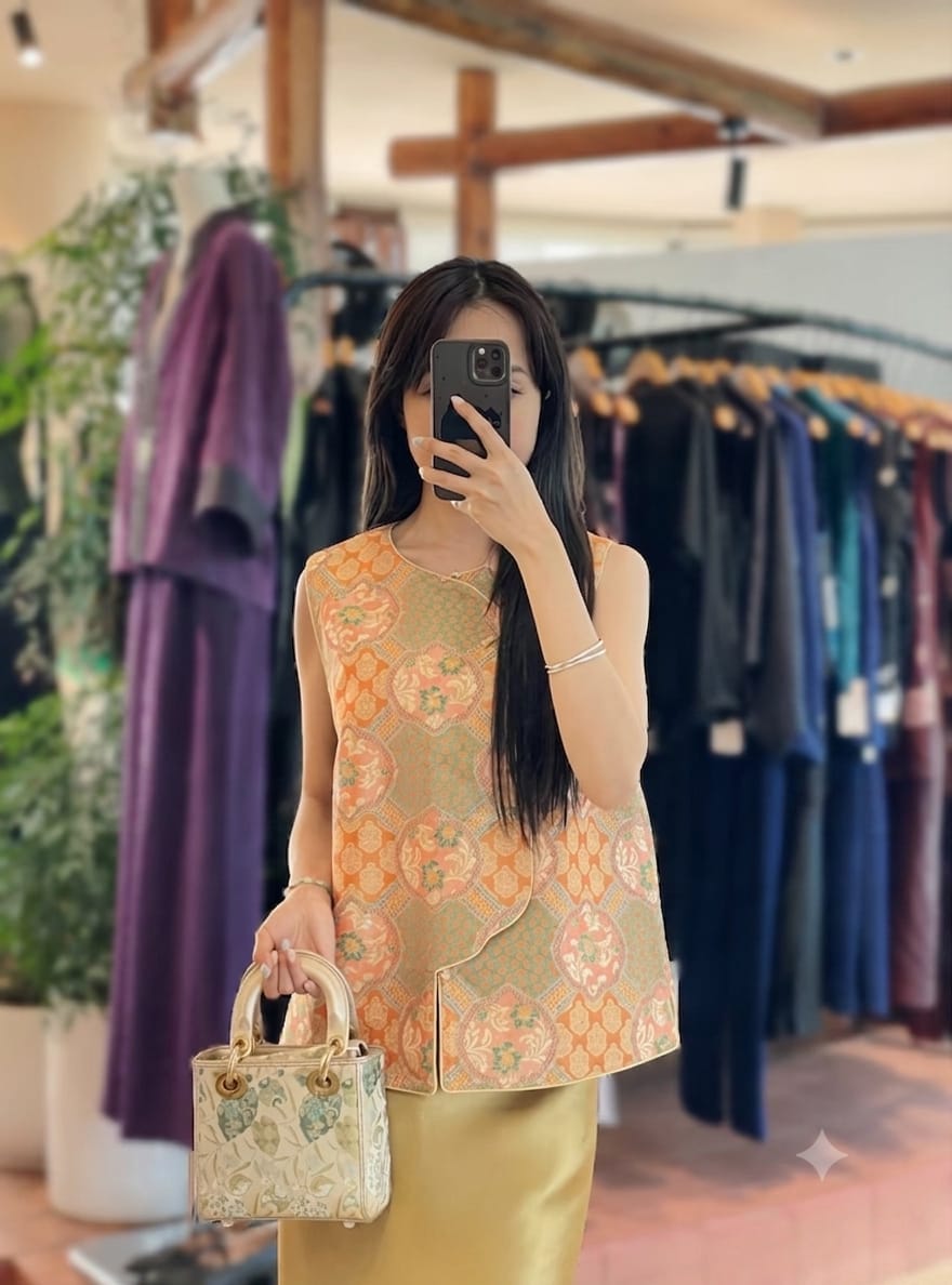 Customer photo review of Tang Gold 17 Gilded Vines Song Brocade Bag