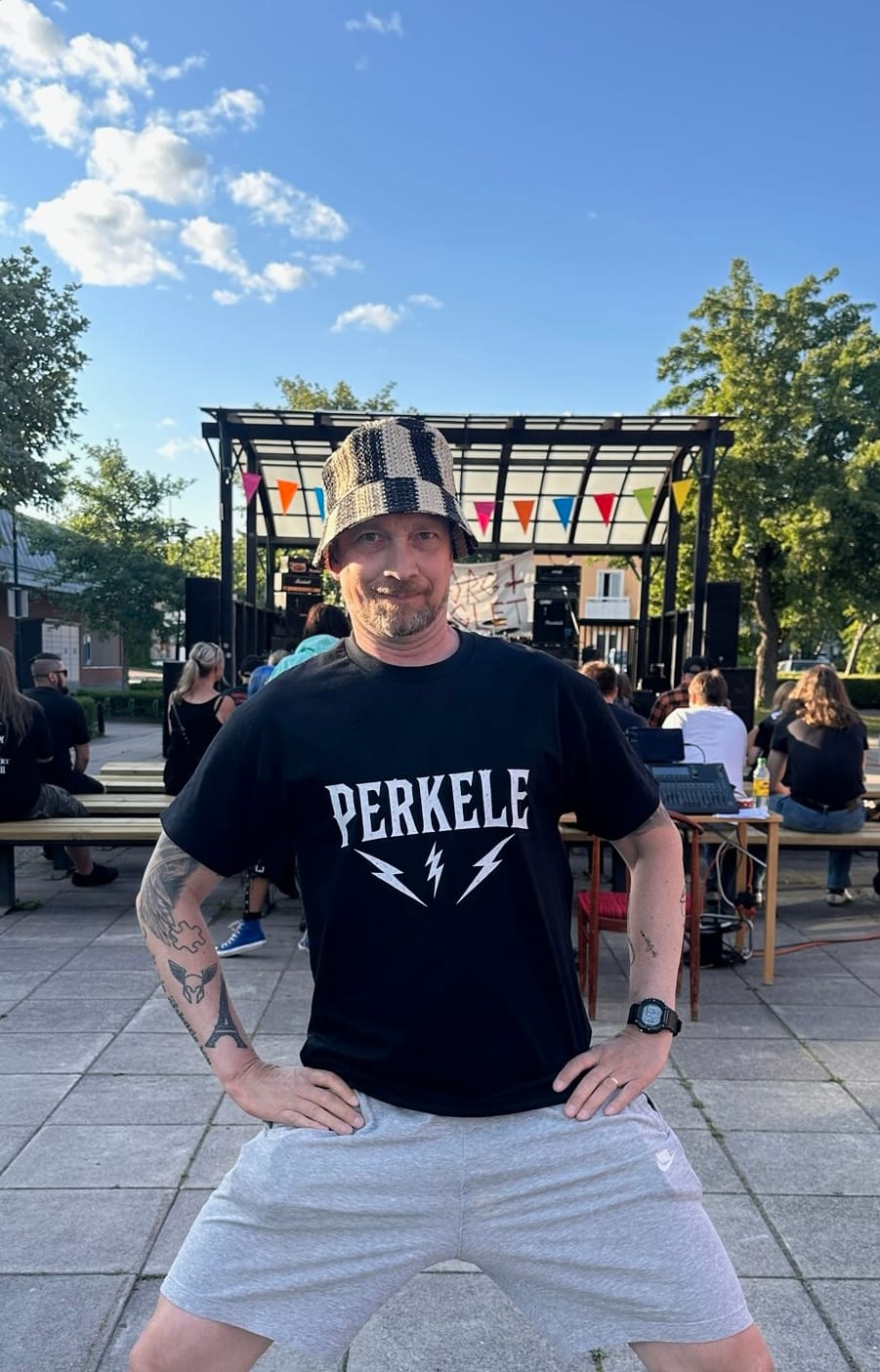 Customer photo review of PERKELE – T-shirt med blixtar - Vintage