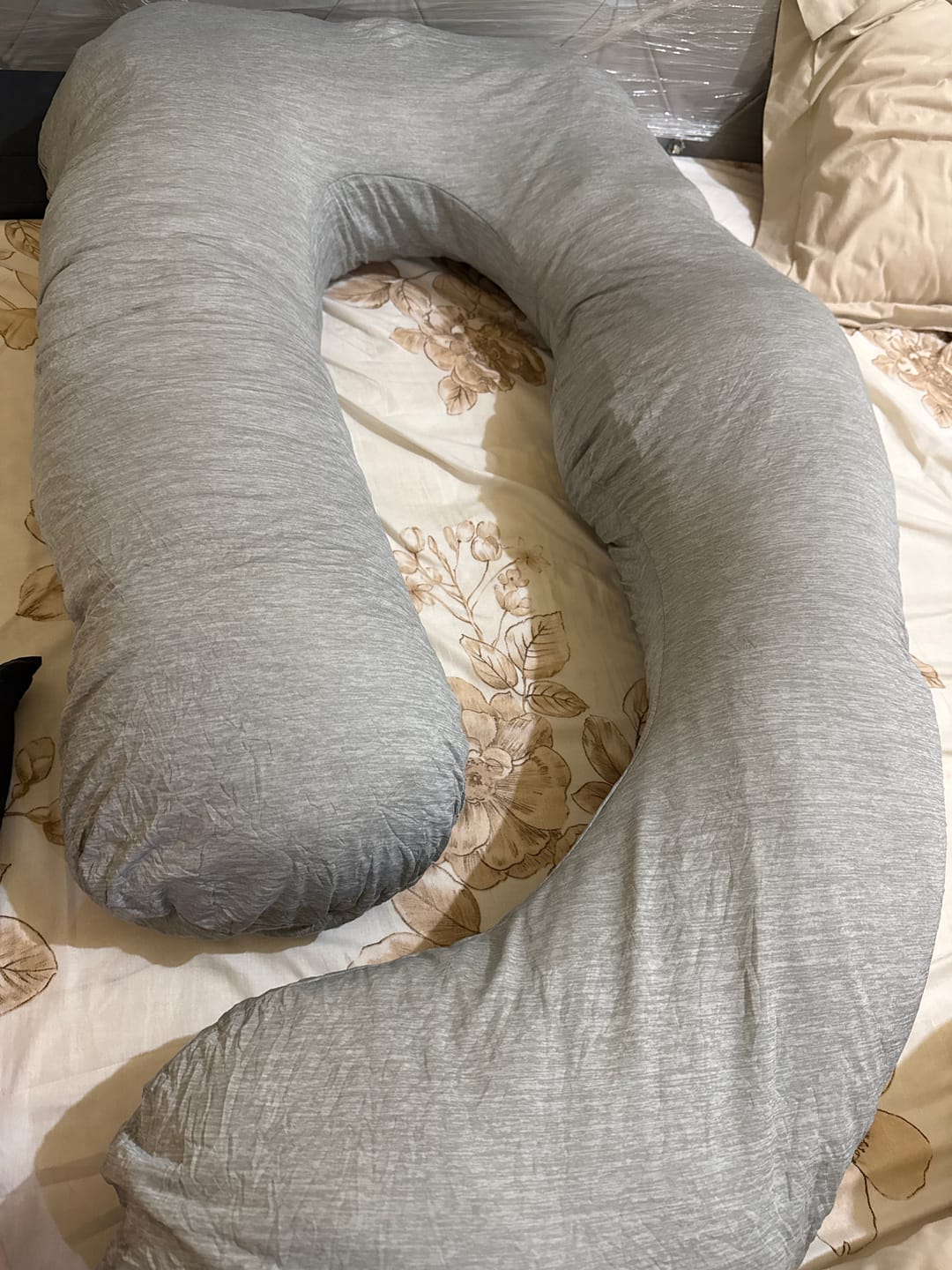 Customer photo review of Momcozy U-Shaped Cooling Fabric Pregnancy Pillow