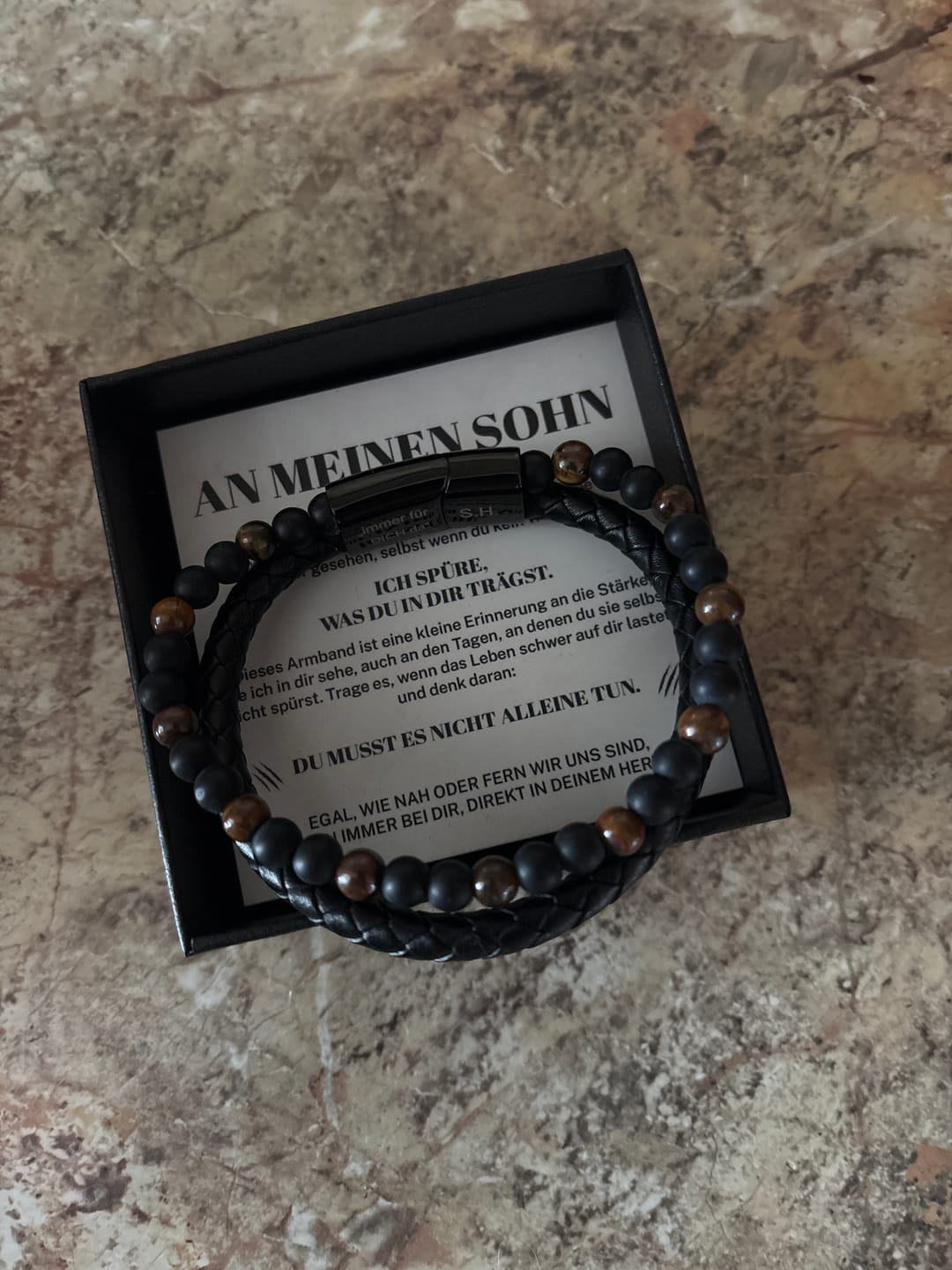 Customer photo review of Schild des Sohnes – Tigeraugen-Armband