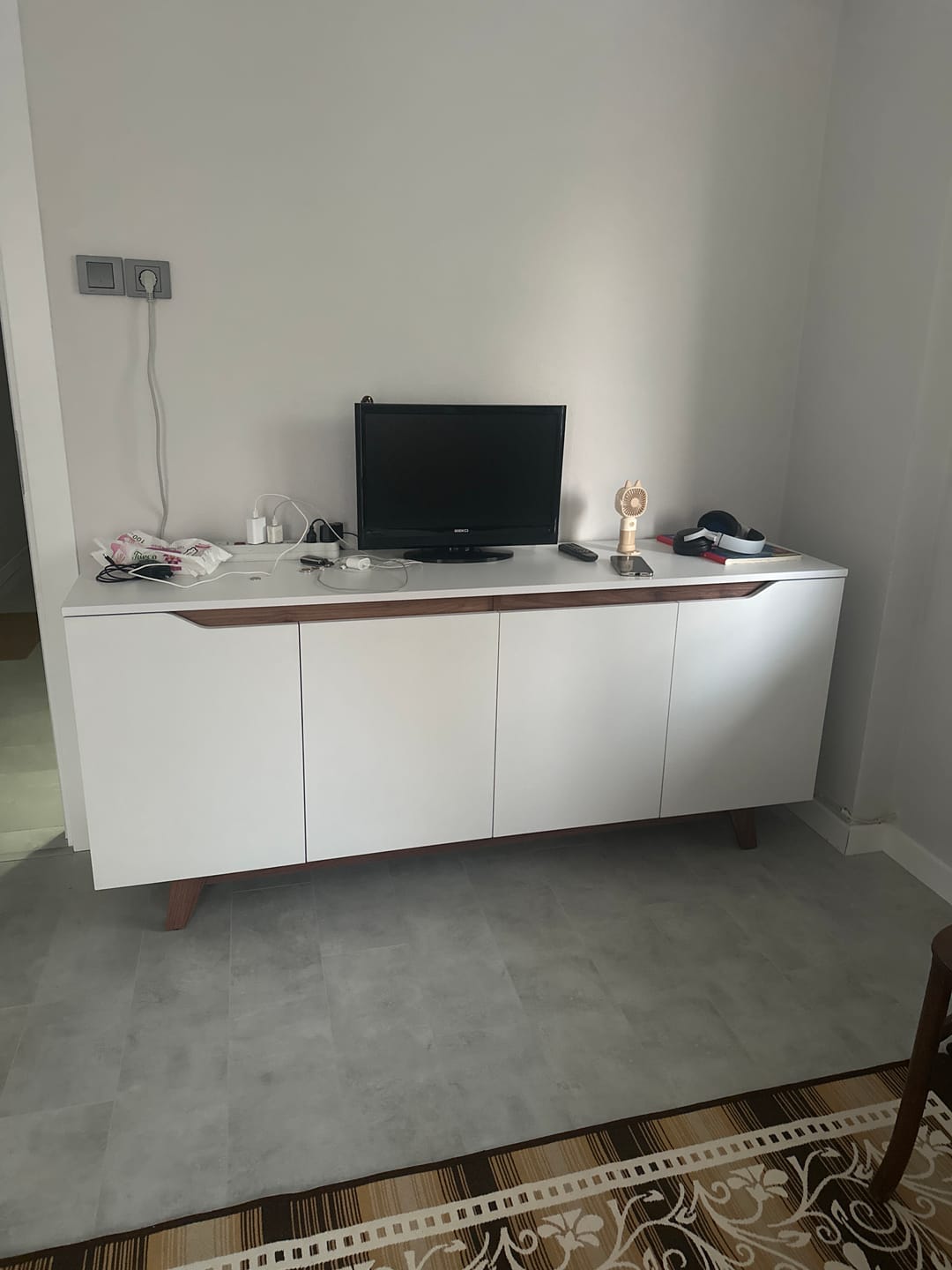 Customer photo review of Rani GD102 Modern Ayaklı Konsol Beyaz - Minyatür Ceviz