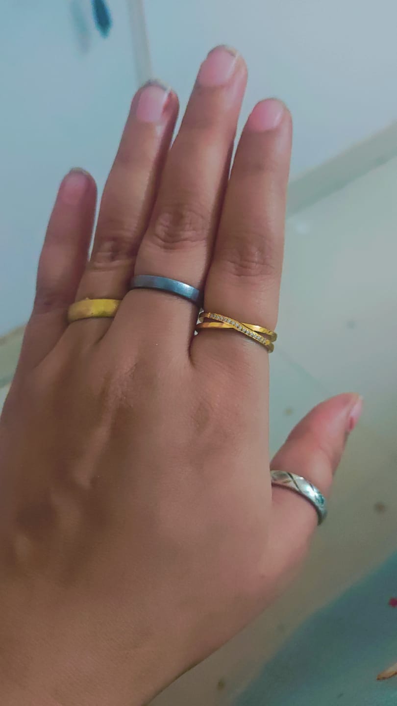 Customer photo review of Cross-Over Stones Lined Twist Ring