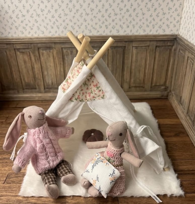 Customer photo review of White Indoor Tent – 1:12 Scale Dollhouse Furniture