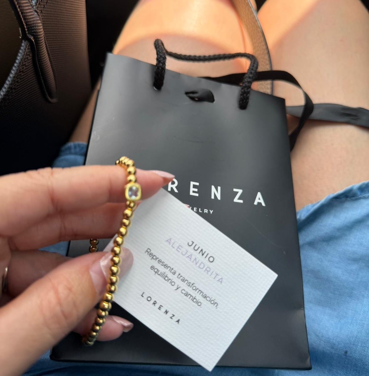 Customer photo review of Pulsera Dorada Bolitas Birthstone Cuadrado