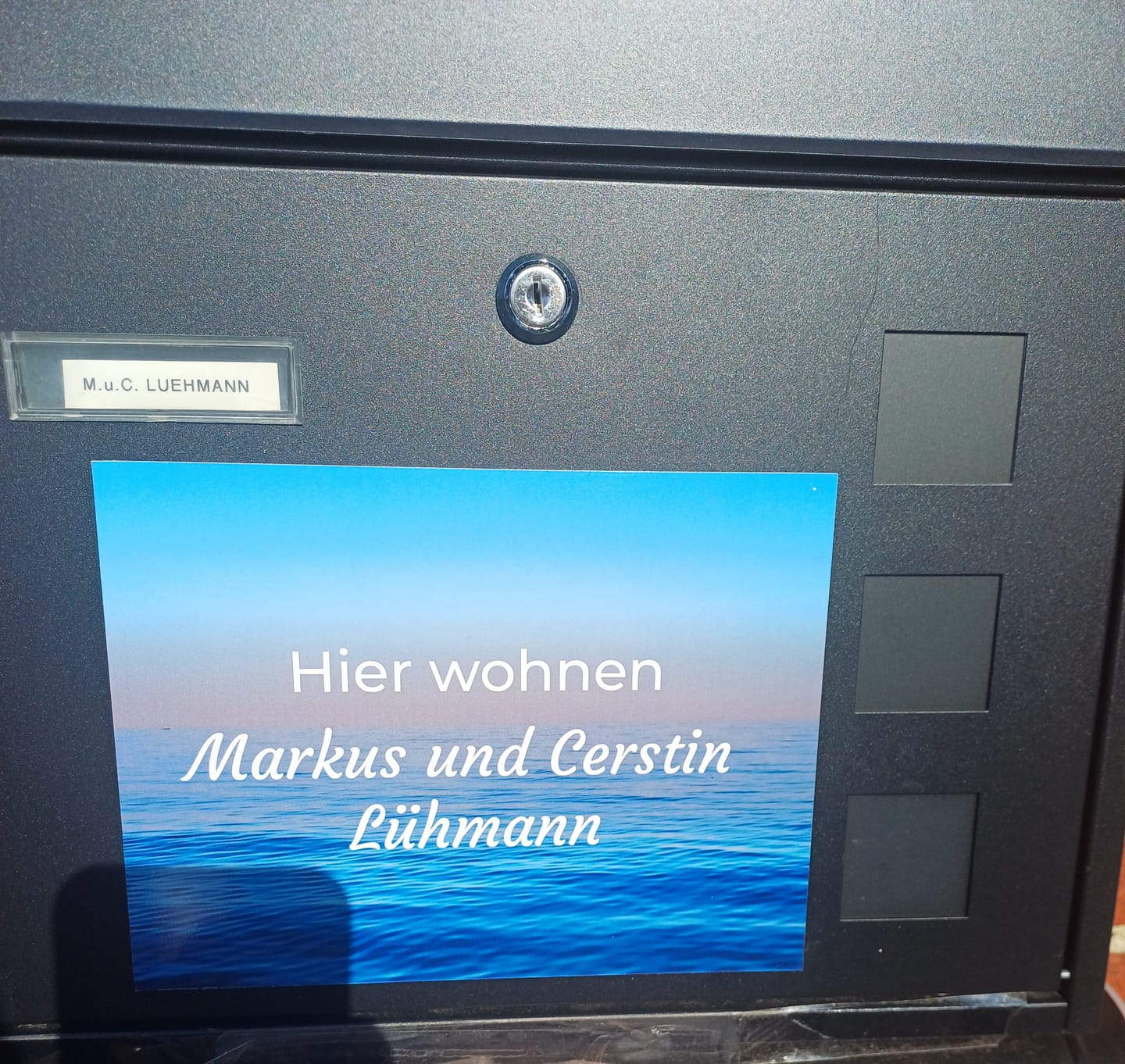 Customer photo review of Familien Türschild (UV- und wetterfest) inkl. Klebebefestigung