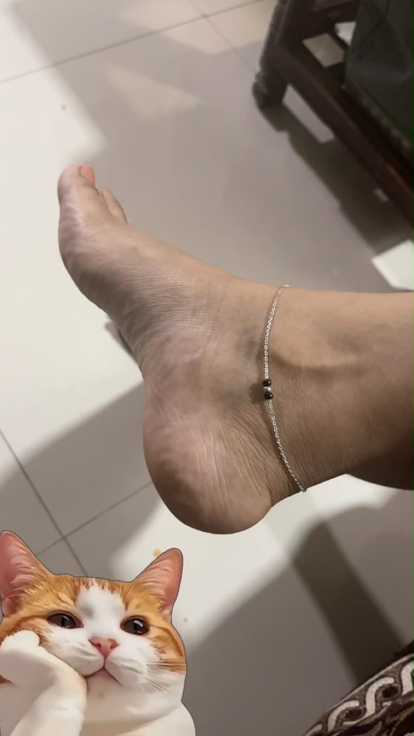 Customer photo review of Silver Minimal Black Beads Anklet