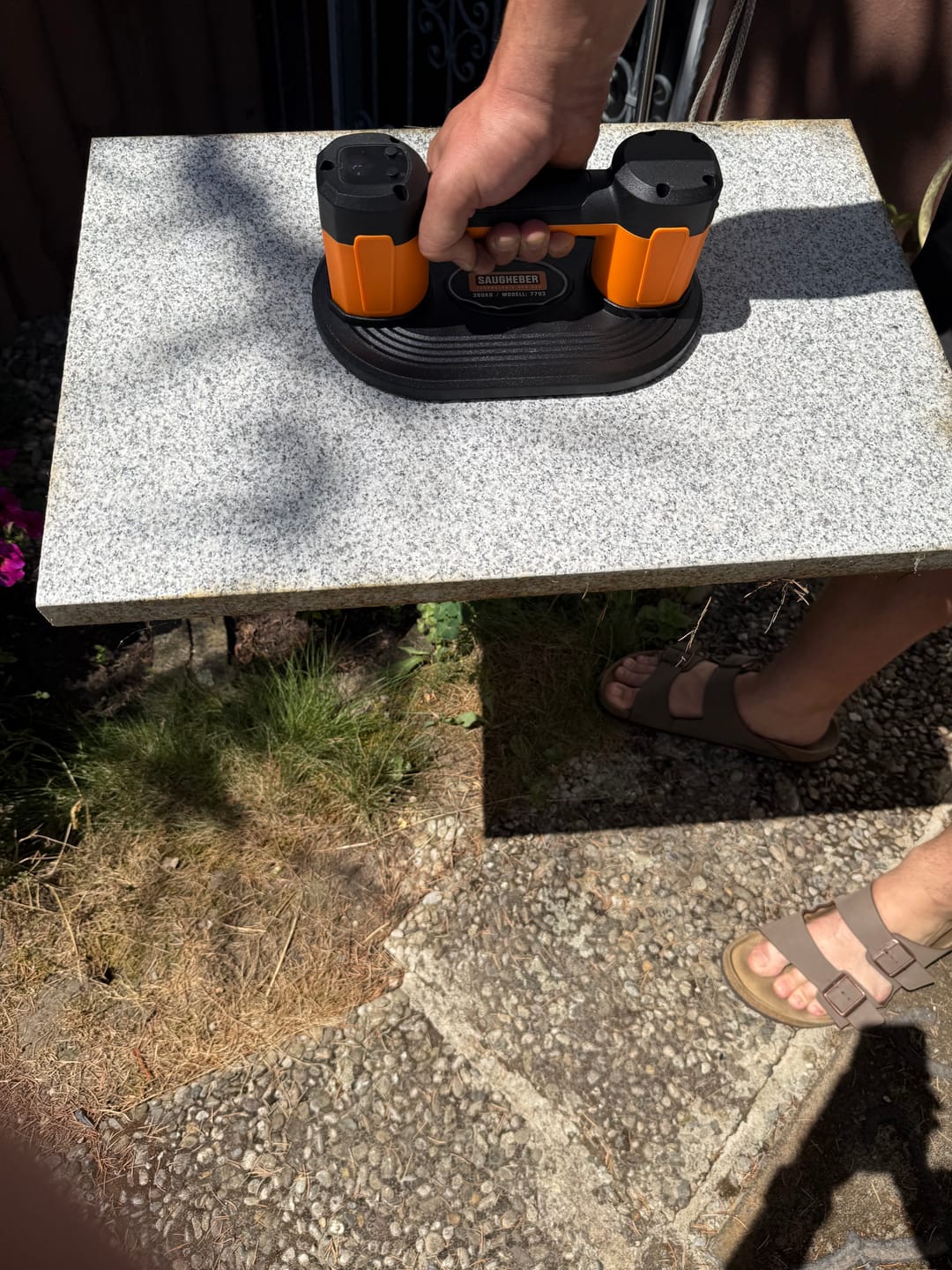 Customer photo review of ‌Elektrischer Akku Vakuum-Saugheber 300kg | Automatische Druckregulierung‌ ‌Professioneller Plattenheber für Terrassenplatten, Glas & Feinsteinzeug