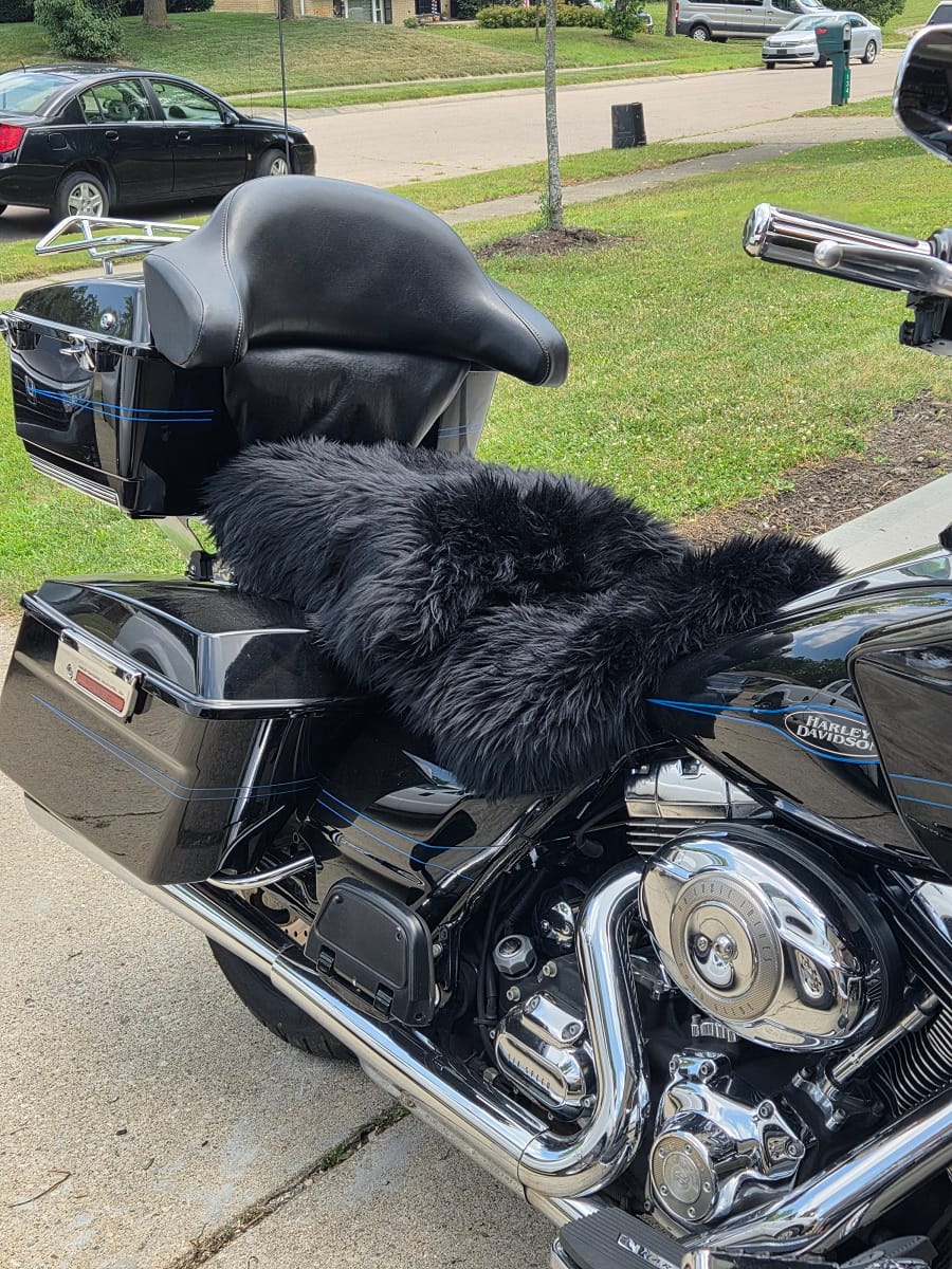 Customer photo review of Black Sheepskin Motorcycle Seat Cover