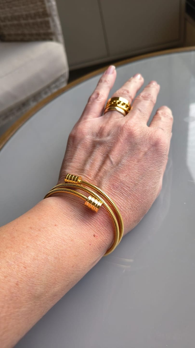 Customer photo review of Bracelete Espiral Tríplice Banhada em Ouro 18K