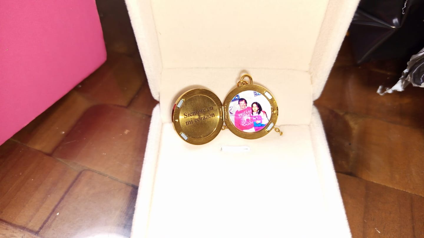 Customer photo review of Relicario Circle Nácar Personalizado Foto a Color