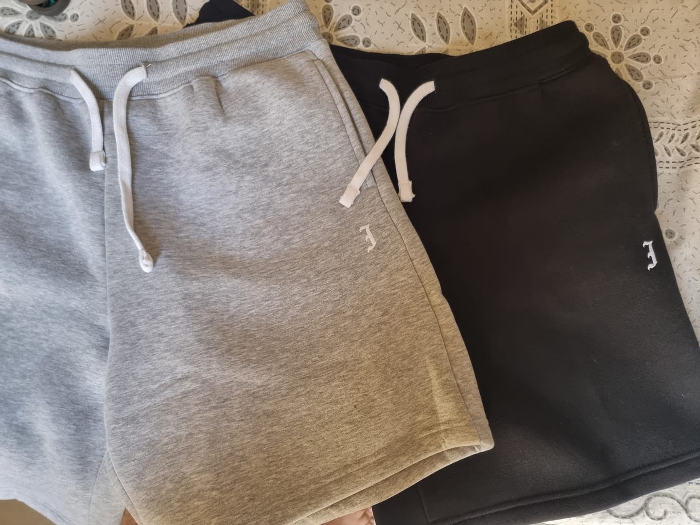 Customer photo review of ESSENTIAL SHORTS GREY