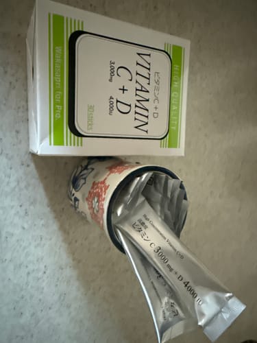 レビュアーの「ビタミンC+D -Wakasapri for Pro.」の箱と、カップに入った個包装のパケット。