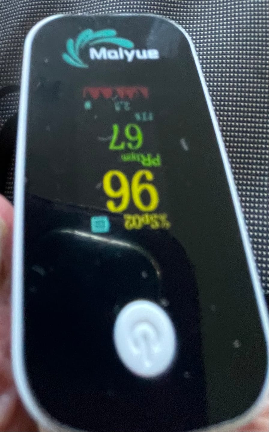 Customer photo review of Saturatiemeter / bloedzuurstofmonitor / saturatiemeter voor vingers / met OLED-display / professioneel en zeer nauwkeurig / ideaal voor gezinnen, ouderen en ziekenhuizen