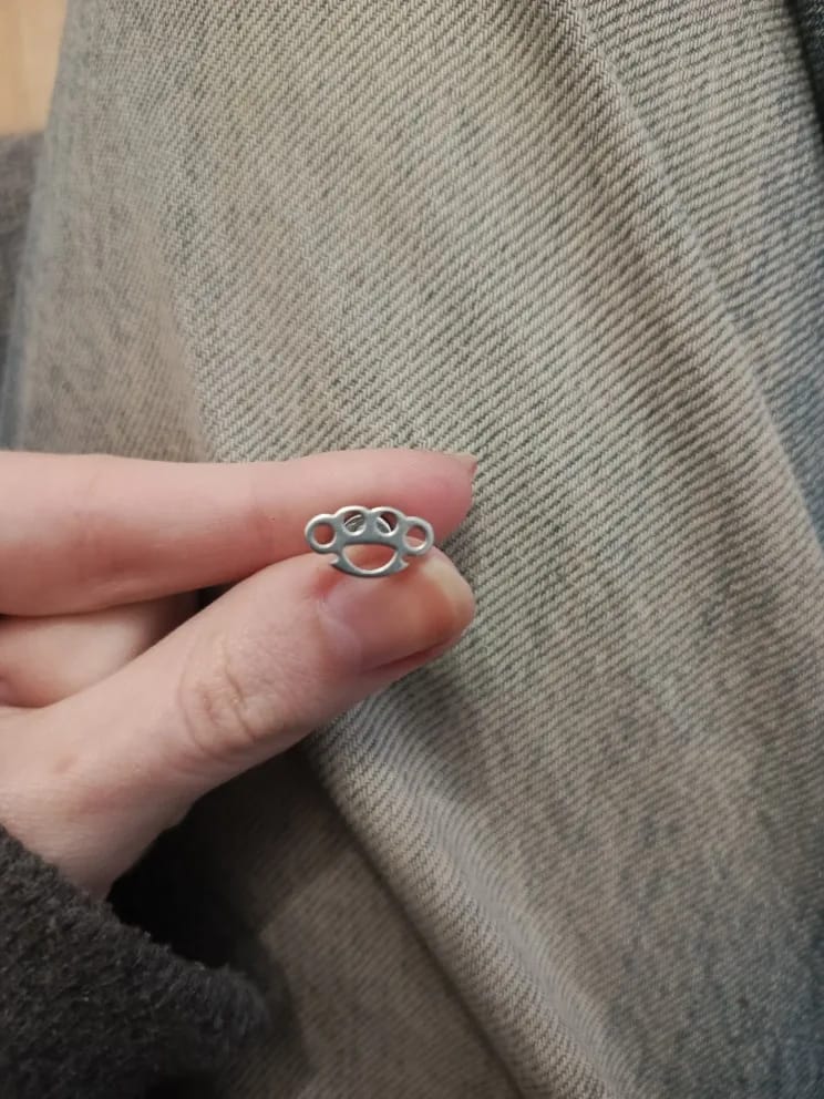 Customer photo review of Boucle d'Oreille Homme POING AMÉRICAIN (Paire)
