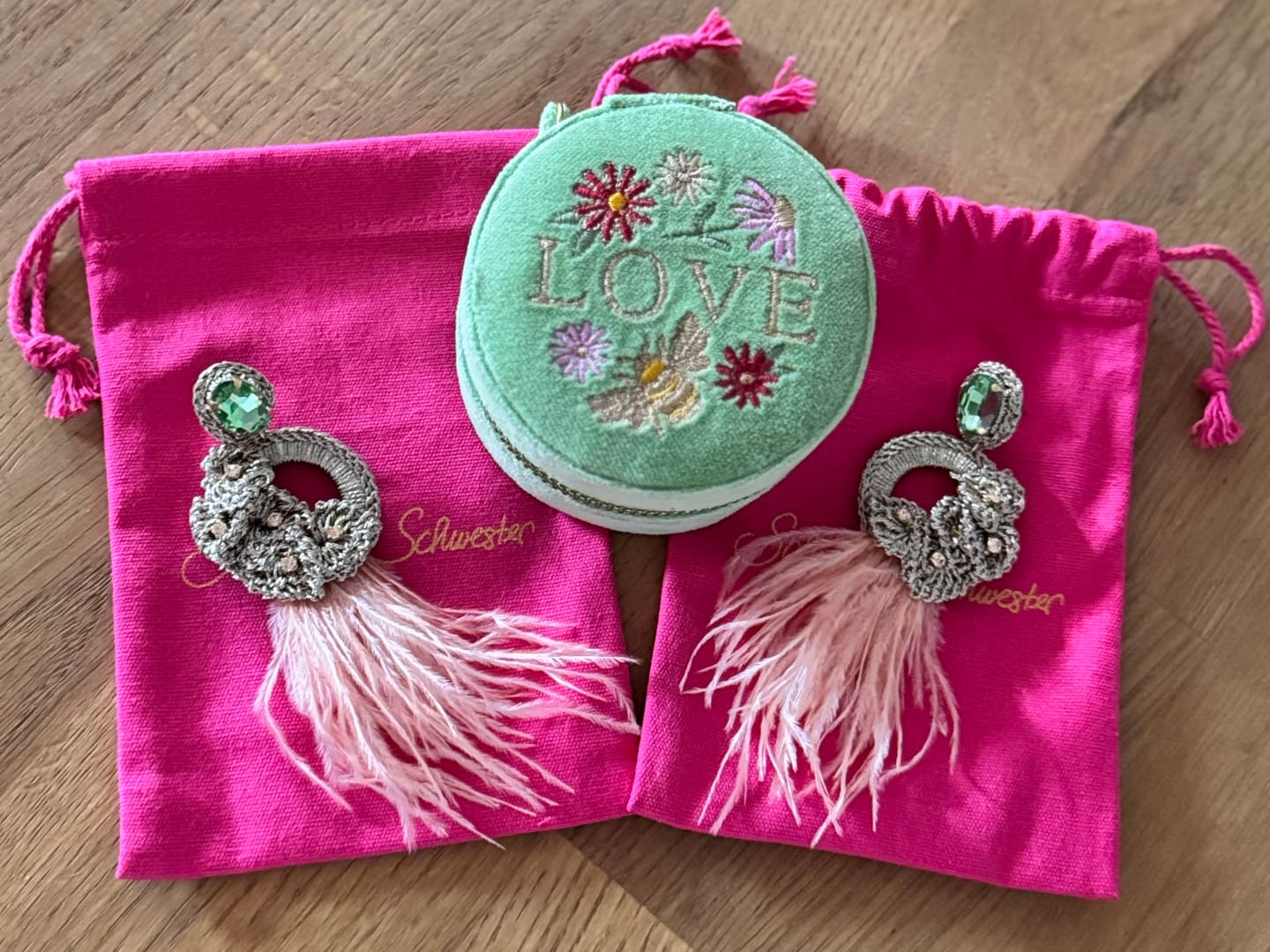 Customer photo review of Extravagante Feder-Statement-Ohrringe in Hellgrün, Lachsfarben und Champagner