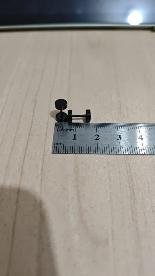 Customer photo review of Boucle d'Oreille Homme NOIRE PLATE (Paire)