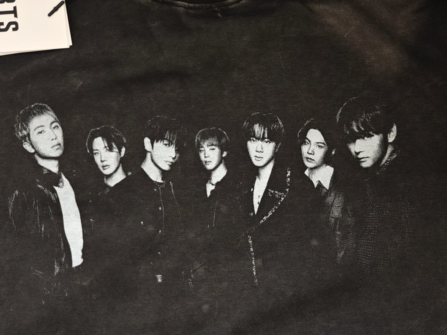 Customer photo review of [2ND PRE-ORDER] BTS - ARIRANG WORLD TOUR OFFICIAL MD S/S PHOTO T-SHIRT (BLACK)