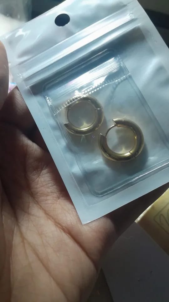 Customer photo review of Boucle d'Oreille Homme ANNEAU DORÉ (Paire)