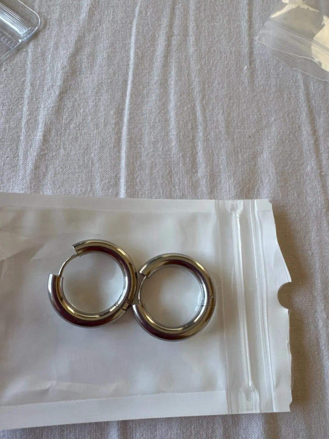 Customer photo review of Boucle d'Oreille Homme ANNEAU DORÉ (Paire)