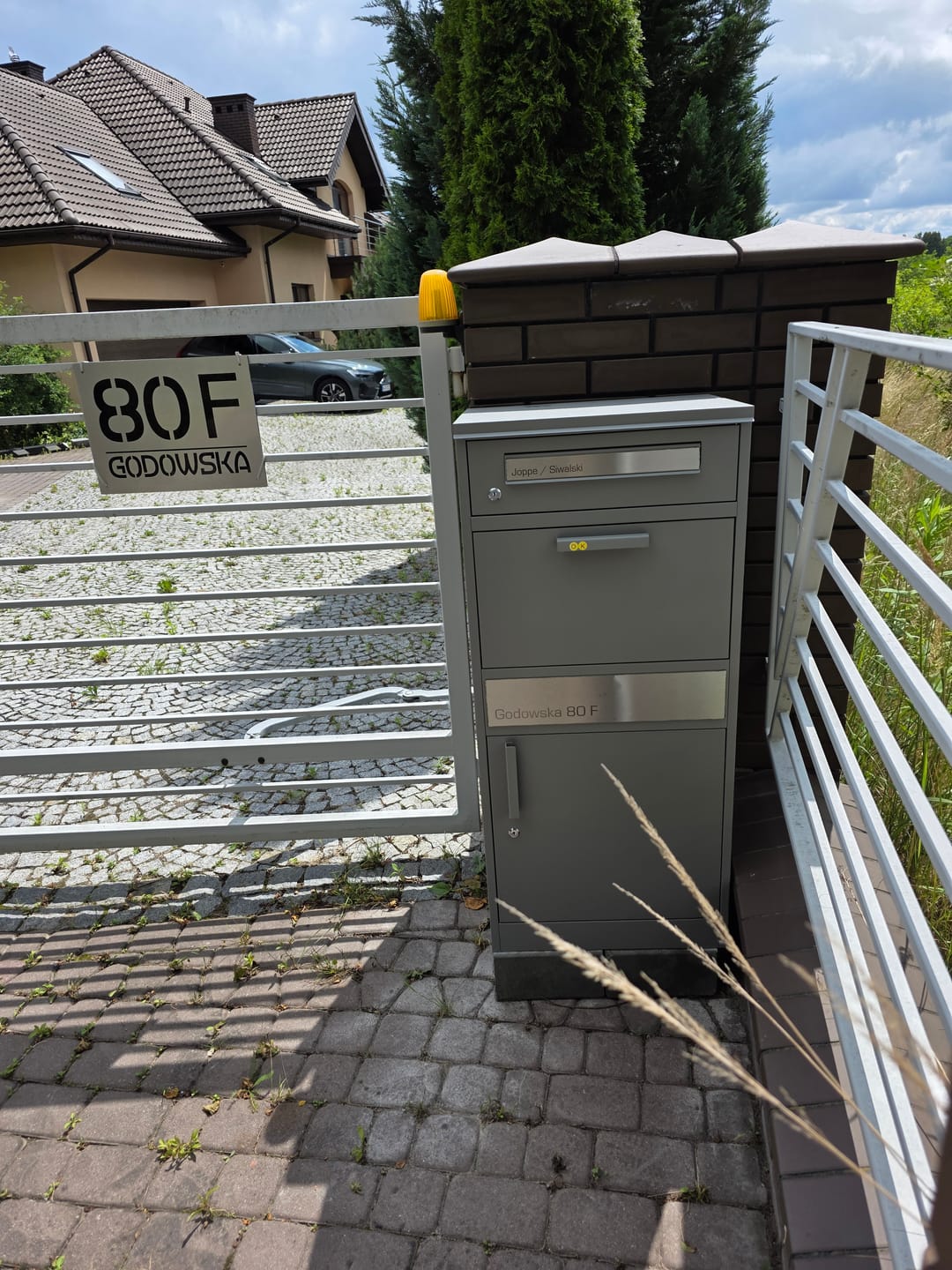 Customer photo review of Paketbox PB1 mit Briefkasten | graualuminium - RAL9007 | personalisiert mit Edelstahl-Schild