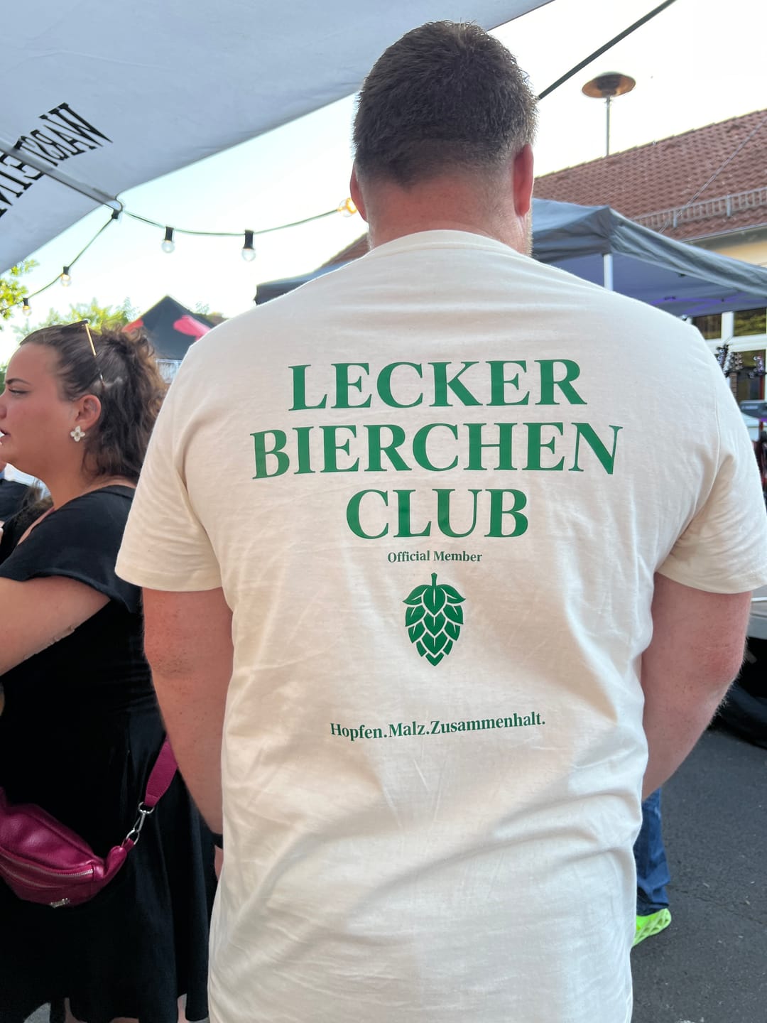 Customer photo review of Lecker Bierchen Club Rückendruck - Premium Unisex  T-Shirt
