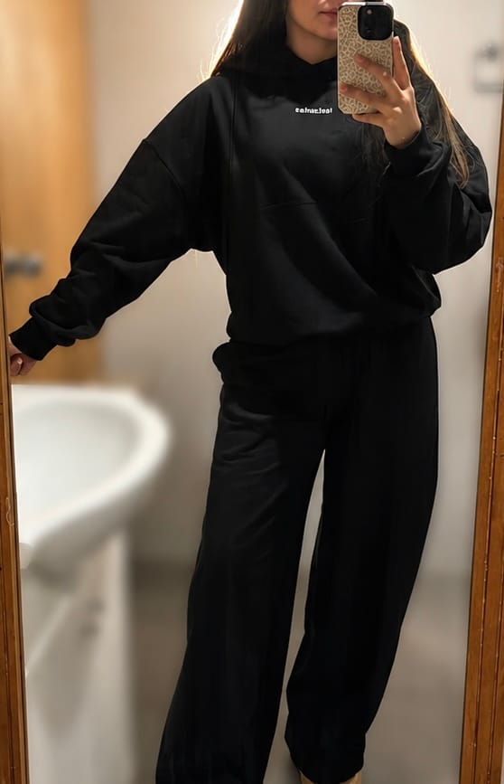 Customer photo review of (PRE-VENTA) POLERÓN HOODIE NEGRO - OVERSIZE CON GORRO LOGO BORDADO