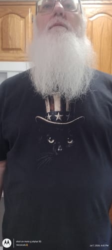 Reviewer with a long white beard wearing the black Uncle Sam Cat - Premium t-shirt.