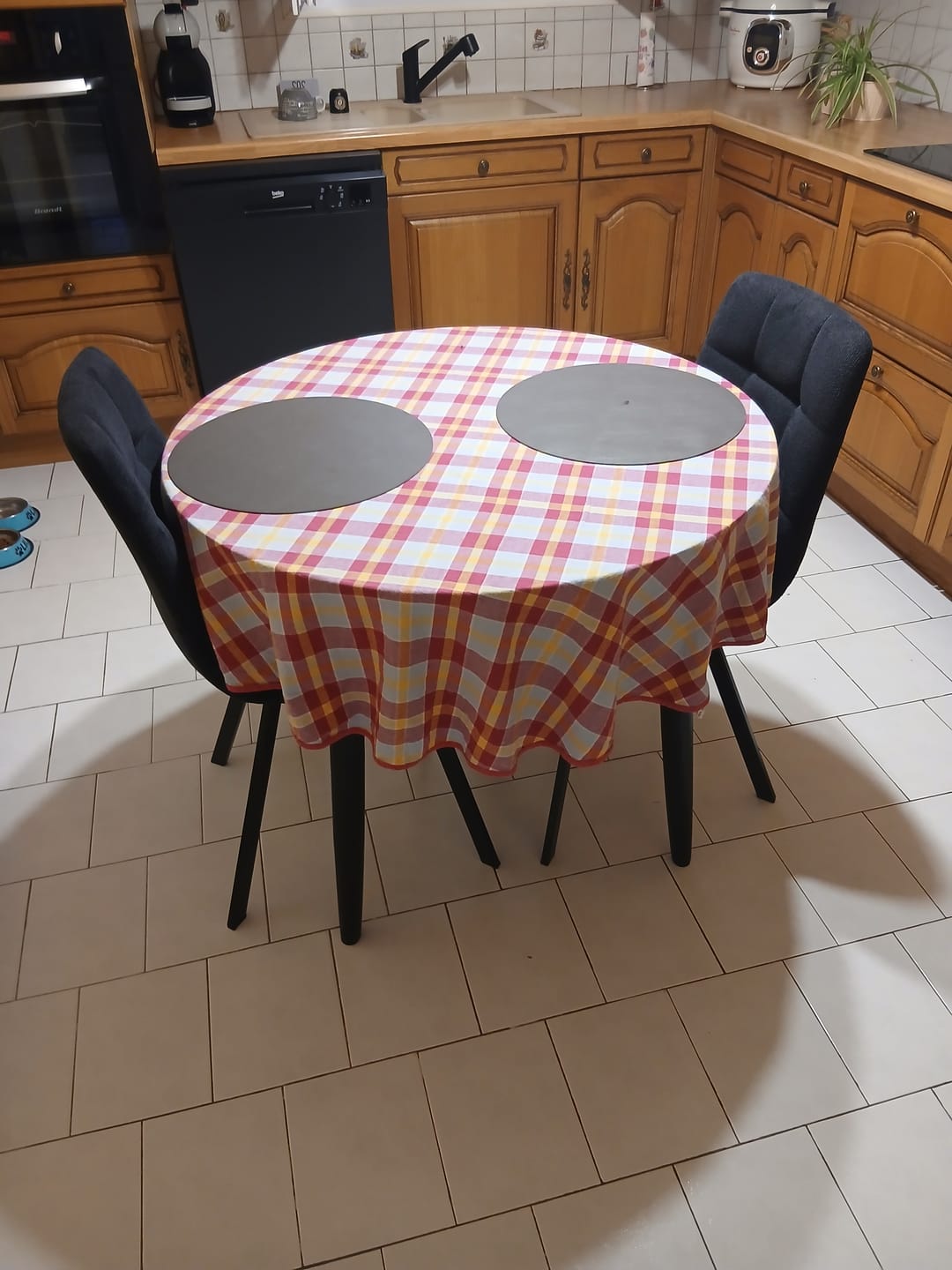 Customer photo review of TRADITION - Table à manger ronde 4 personnes en pin massif D90 coloris noir
